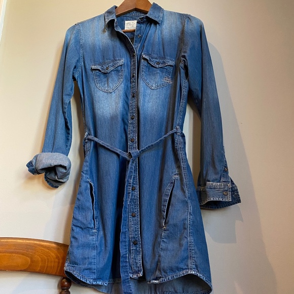 Beautiful EUC Jean snap up “Marie Jeans”beautiful tunic with belt, super soft. - Picture 1 of 3
